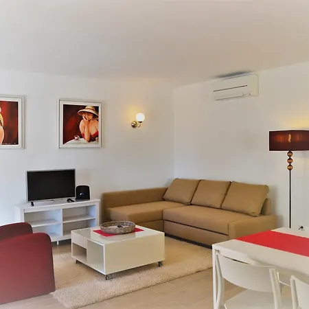 Vila Bella, Meia Praia, * Lagos